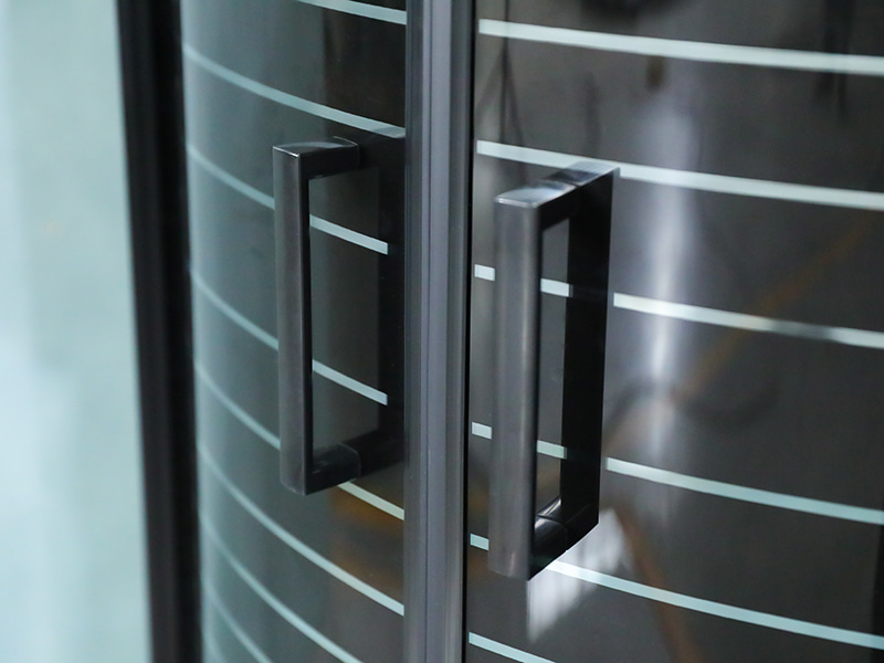 SE Svart aluminiumstomme Skjutdusch av härdat glas SE Svart aluminiumstomme Skjutdusch av härdat glas