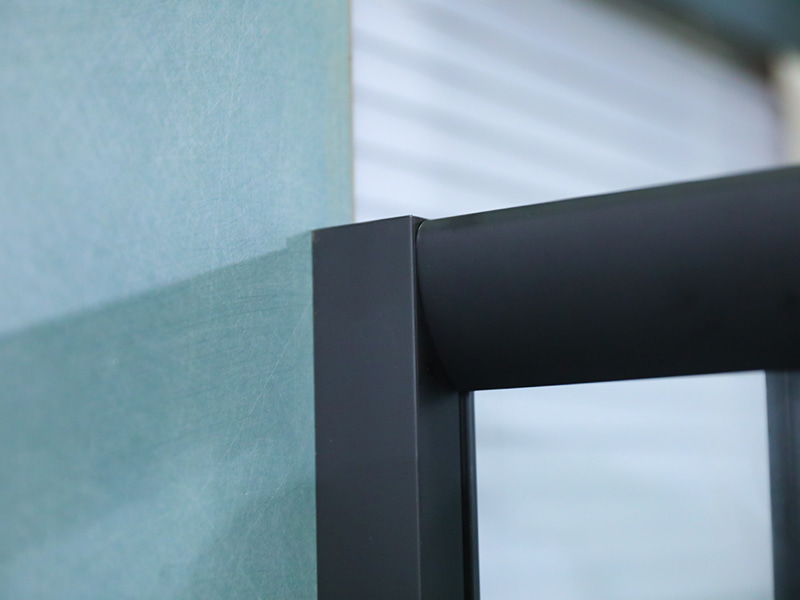 RE skjutbara duschvägg, klart härdat glas med tryck, svart aluminiumprofil, handtag med dubbla hål, med bricka RE skjutbara duschvägg, klart härdat glas med tryck, svart aluminiumprofil, handtag med dubbla hål, med bricka