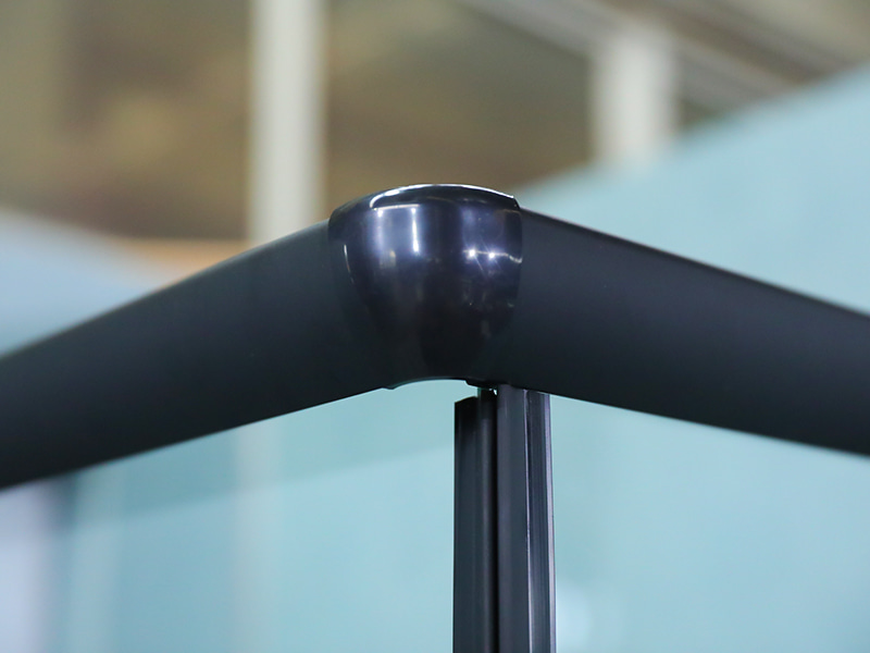 RE skjutbara duschvägg, klart härdat glas med tryck, svart aluminiumprofil, handtag med dubbla hål, med bricka RE skjutbara duschvägg, klart härdat glas med tryck, svart aluminiumprofil, handtag med dubbla hål, med bricka