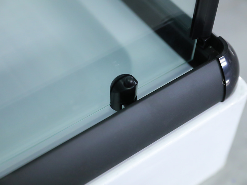 RE skjutbara duschvägg, klart härdat glas med tryck, svart aluminiumprofil, handtag med dubbla hål, med bricka RE skjutbara duschvägg, klart härdat glas med tryck, svart aluminiumprofil, handtag med dubbla hål, med bricka