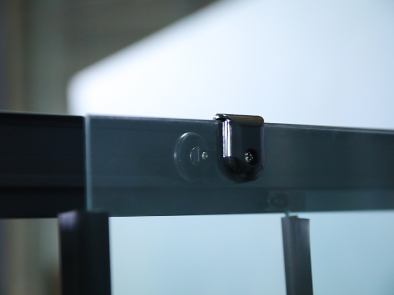 RE skjutbara duschvägg, klart härdat glas med tryck, svart aluminiumprofil, handtag med dubbla hål, med bricka RE skjutbara duschvägg, klart härdat glas med tryck, svart aluminiumprofil, handtag med dubbla hål, med bricka