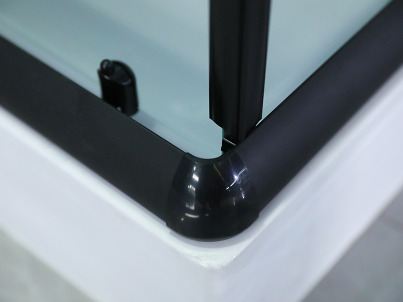 RE skjutbara duschvägg, klart härdat glas med tryck, svart aluminiumprofil, handtag med dubbla hål, med bricka RE skjutbara duschvägg, klart härdat glas med tryck, svart aluminiumprofil, handtag med dubbla hål, med bricka