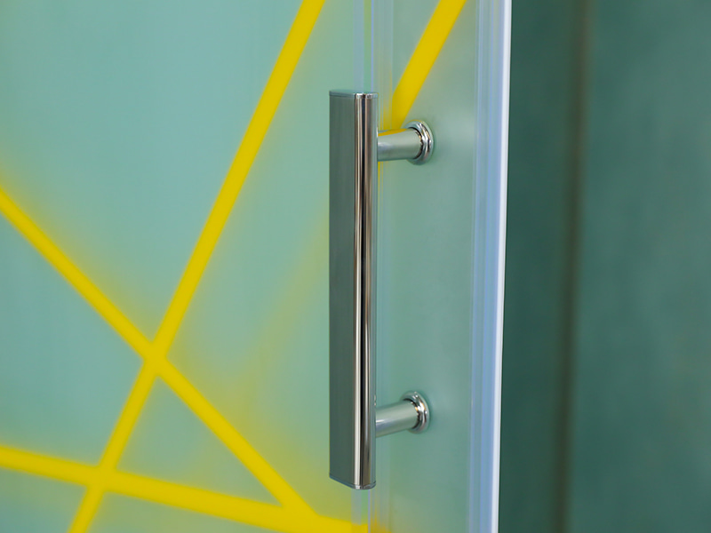 RE skjutduschkabinett, matt härdat glas med tryck, guldaluminiumprofil, handtag med dubbla hål, med bricka RE skjutduschkabinett, matt härdat glas med tryck, guldaluminiumprofil, handtag med dubbla hål, med bricka