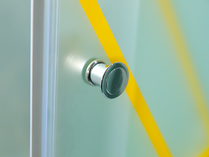 RE skjutduschkabinett, matt härdat glas med tryck, guldaluminiumprofil, handtag med dubbla hål, med bricka RE skjutduschkabinett, matt härdat glas med tryck, guldaluminiumprofil, handtag med dubbla hål, med bricka