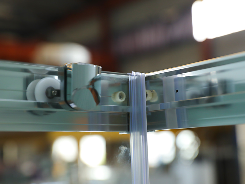 RE skjutbara duschvägg, klart härdat glas, krom aluminiumprofil, handtag med dubbla hål, med bricka RE skjutbara duschvägg, klart härdat glas, krom aluminiumprofil, handtag med dubbla hål, med bricka