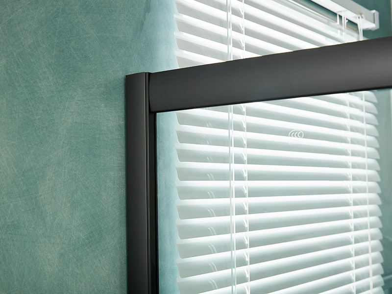 SQ skjutbara duschvägg, klart härdat glas, svart aluminiumprofil, handtag med dubbla hål, med bricka SQ skjutbara duschvägg, klart härdat glas, svart aluminiumprofil, handtag med dubbla hål, med bricka