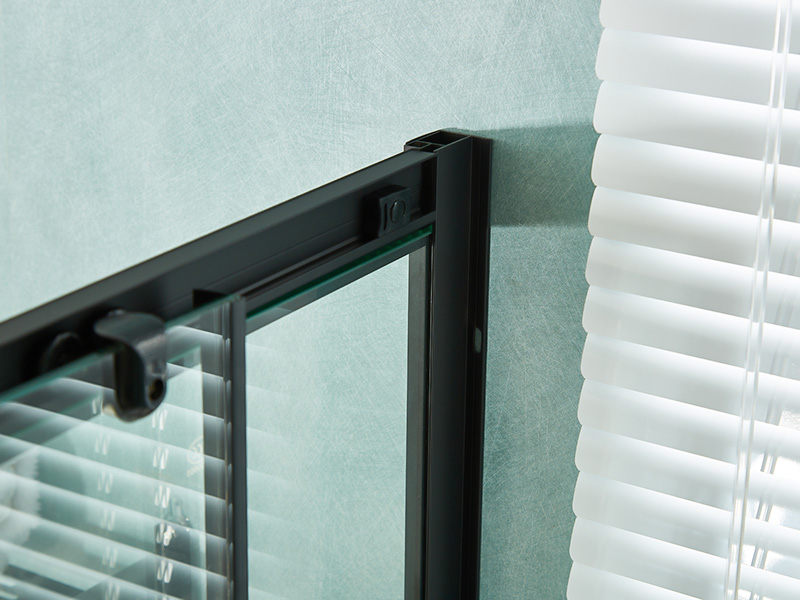 SQ skjutbara duschvägg, klart härdat glas, svart aluminiumprofil, handtag med dubbla hål, med bricka SQ skjutbara duschvägg, klart härdat glas, svart aluminiumprofil, handtag med dubbla hål, med bricka