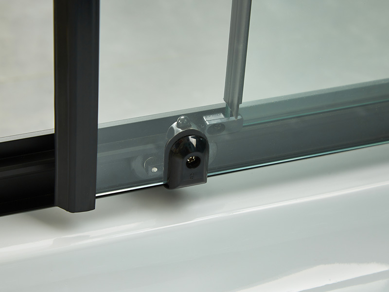 SQ skjutbara duschvägg, klart härdat glas, svart aluminiumprofil, handtag med dubbla hål, med bricka SQ skjutbara duschvägg, klart härdat glas, svart aluminiumprofil, handtag med dubbla hål, med bricka