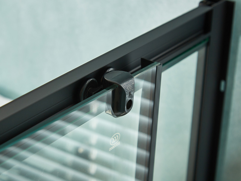 SQ skjutbara duschvägg, klart härdat glas, svart aluminiumprofil, handtag med dubbla hål, med bricka SQ skjutbara duschvägg, klart härdat glas, svart aluminiumprofil, handtag med dubbla hål, med bricka