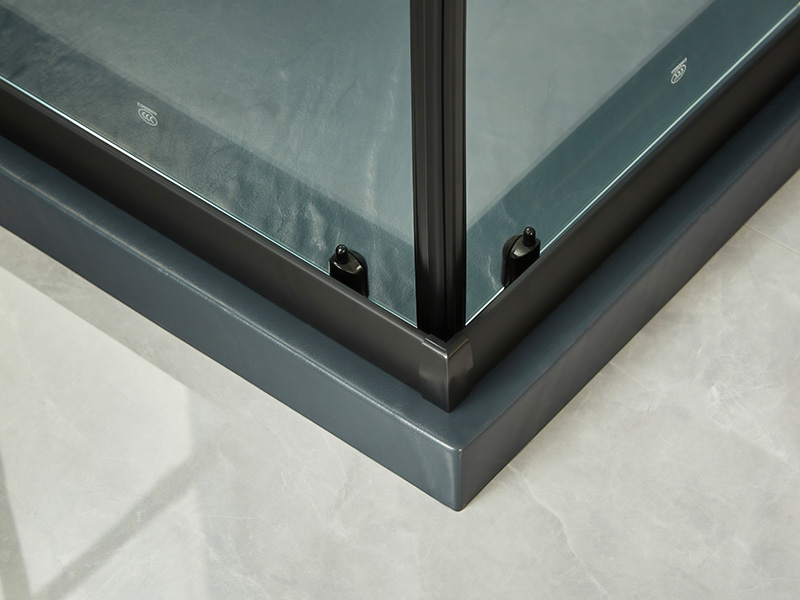 SQ skjutbara duschvägg, klart härdat glas, svart aluminiumprofil, handtag med dubbla hål, med bricka SQ skjutbara duschvägg, klart härdat glas, svart aluminiumprofil, handtag med dubbla hål, med bricka