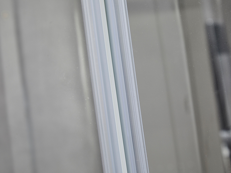 SE skjutbara duschvägg, klart härdat glas, krom aluminiumprofil, handtag med dubbla hål, utan bricka SE skjutbara duschvägg, klart härdat glas, krom aluminiumprofil, handtag med dubbla hål, utan bricka