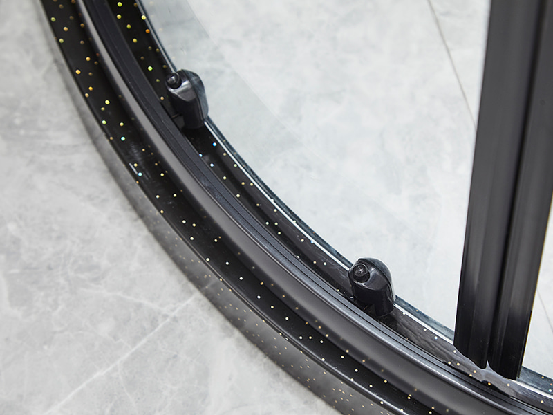 SE skjutbara duschvägg, klart härdat glas, svart aluminiumprofil, handtag med dubbla hål, utan bricka SE skjutbara duschvägg, klart härdat glas, svart aluminiumprofil, handtag med dubbla hål, utan bricka