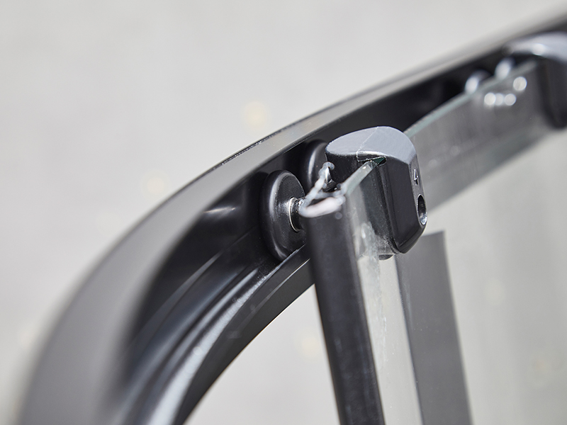 SE skjutbara duschvägg, klart härdat glas, svart aluminiumprofil, handtag med dubbla hål, utan bricka SE skjutbara duschvägg, klart härdat glas, svart aluminiumprofil, handtag med dubbla hål, utan bricka