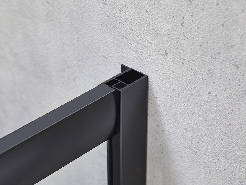 SE skjutbara duschvägg, klart härdat glas, svart aluminiumprofil, handtag med dubbla hål, utan bricka SE skjutbara duschvägg, klart härdat glas, svart aluminiumprofil, handtag med dubbla hål, utan bricka