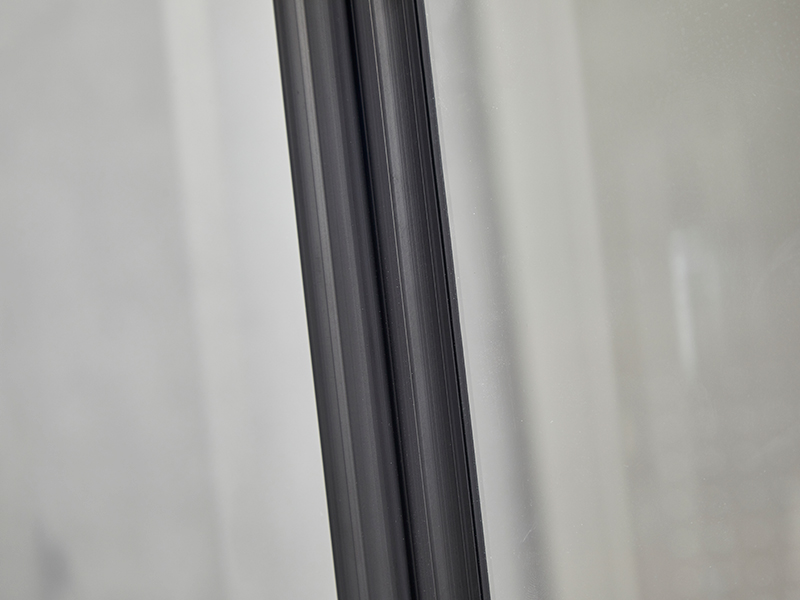 SE skjutbara duschvägg, klart härdat glas, svart aluminiumprofil, handtag med dubbla hål, utan bricka SE skjutbara duschvägg, klart härdat glas, svart aluminiumprofil, handtag med dubbla hål, utan bricka