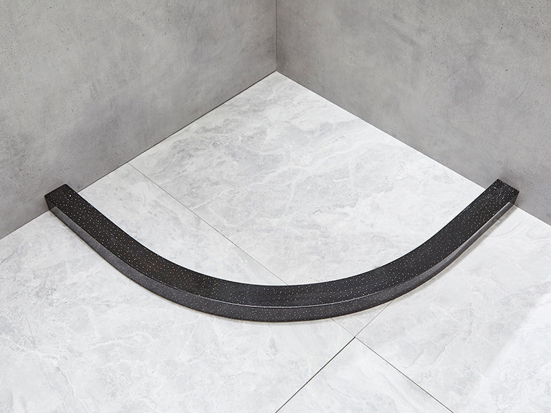 SE skjutbara duschvägg, klart härdat glas, svart aluminiumprofil, handtag med dubbla hål, utan bricka SE skjutbara duschvägg, klart härdat glas, svart aluminiumprofil, handtag med dubbla hål, utan bricka